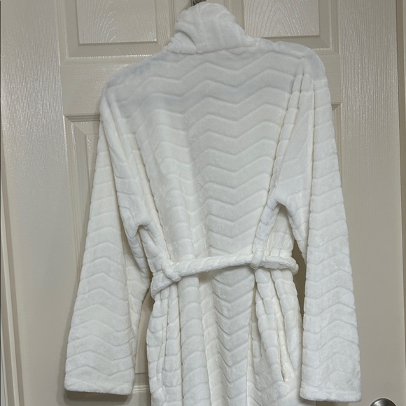 Plush Cream Chevron Bath Robe with Pockets and Belt Soft One Size Fits Most - Picture 9 of 10